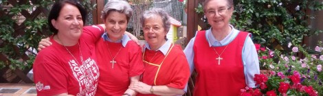 La solidarietà si tinge di rosso: una maglietta contro l'indifferenza e il cinismo dilagante