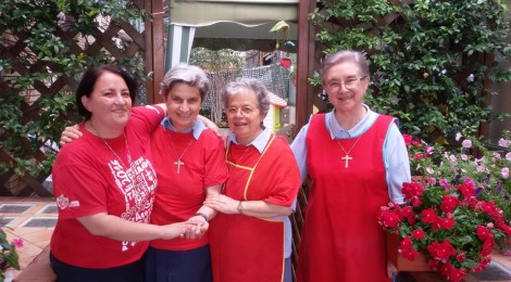 La solidarietà si tinge di rosso: una maglietta contro l'indifferenza e il cinismo dilagante